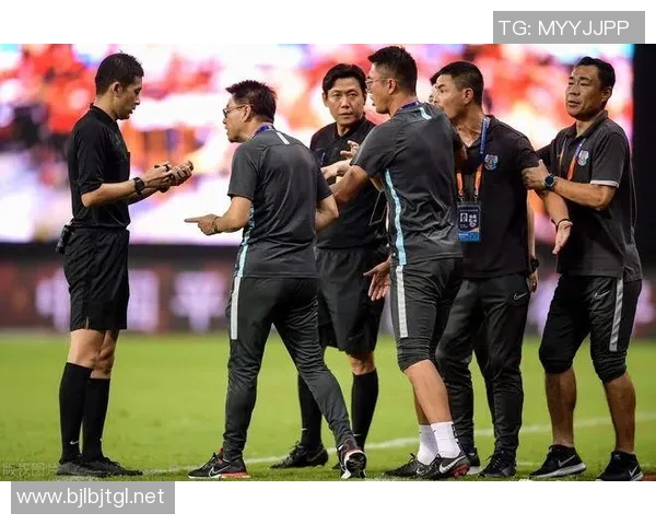 足球裁判的职责与挑战解析如何提升裁判执法水平与比赛公正性